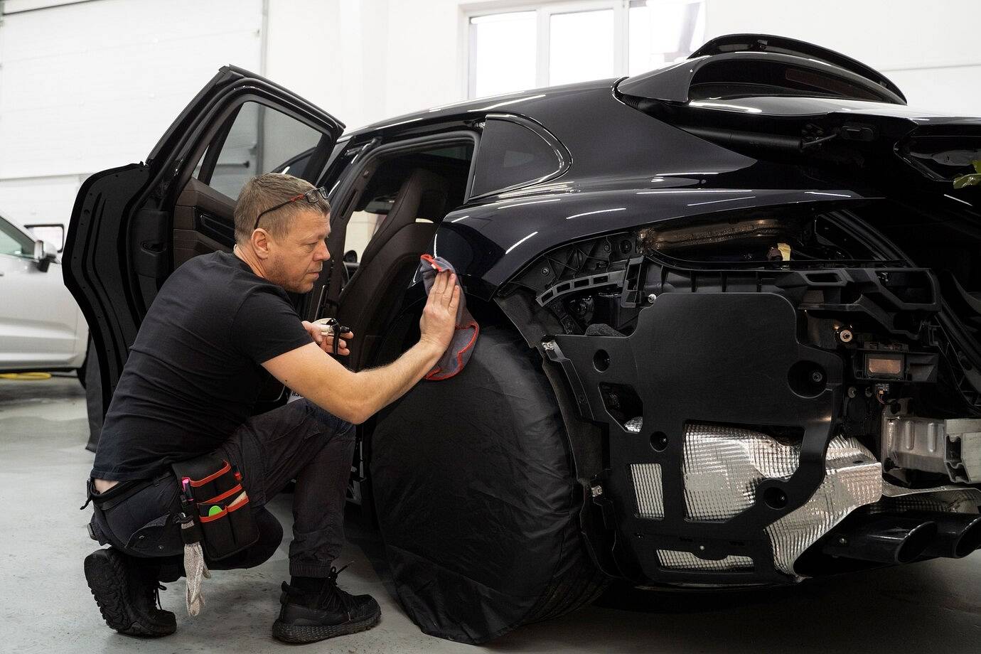 person-working-car-wrapping_23-2149342626.jpg